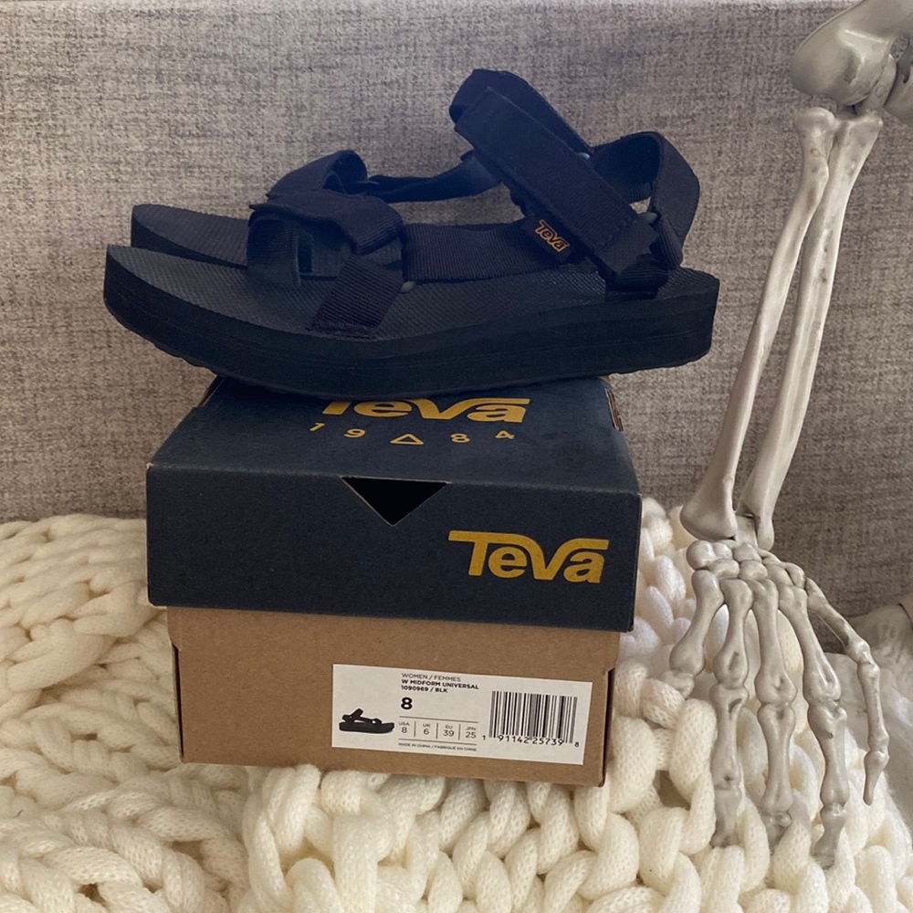 Teva midform universal sandal in classic black. Size 8